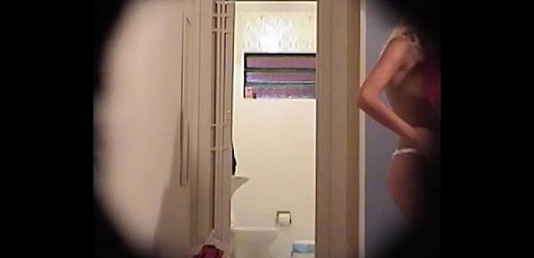  Câmera escondida em bordel grava vídeo de garotas de programa se preparando para noite